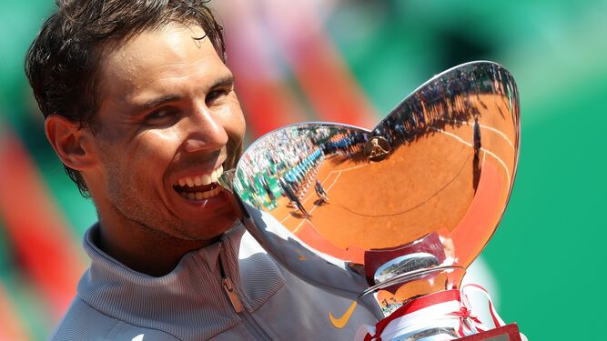 Rafa Nadal muerde su trofeo.