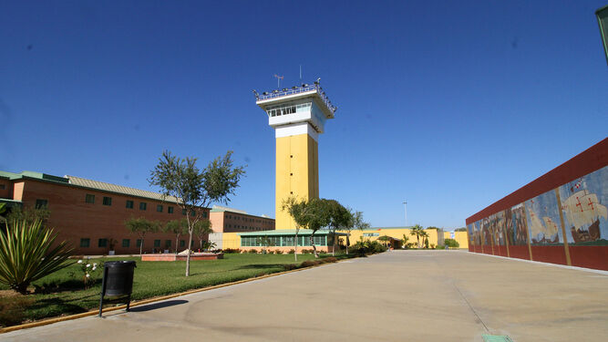 Panorámica del patio central y la torre de control del centro penitenciario de Huelva.