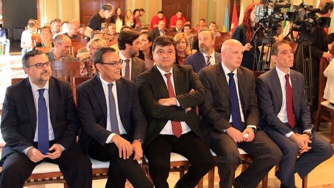 Diego Ramos, Ignacio Caraballo, Gabriel Cruz, Brian Agerbak y David Cabello, ayer en el Ayuntamiento.