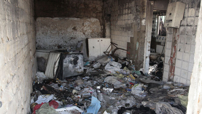 Interior de la vivienda afectada por el fuego, después de la intervención de los bomberos.