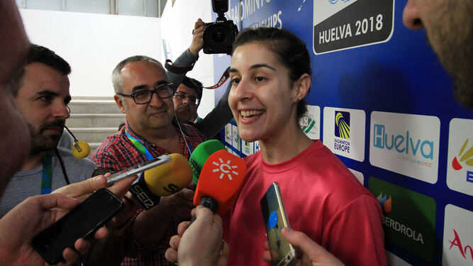 Carolina Marín atiende a los medios de comunicación, ayer en la zona mixta del Palacio de Deportes.