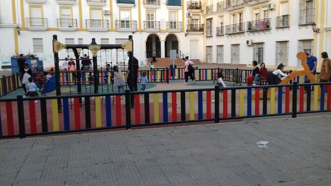 Área infantil en la plaza Pintor Miguel Ballesta.