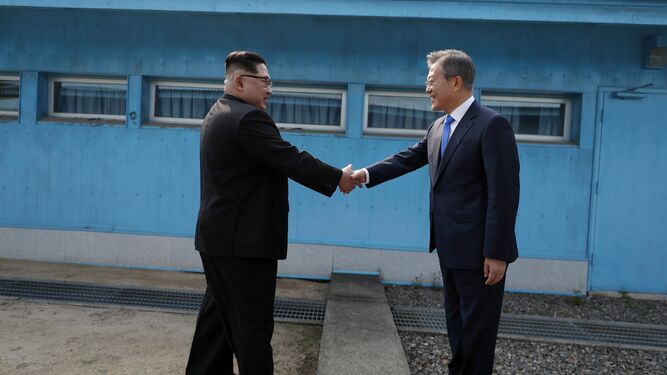 Kim Jong-un, líder norcoreano, saluda a Moon Jae-in, presidente surcoreano, en la frontera.