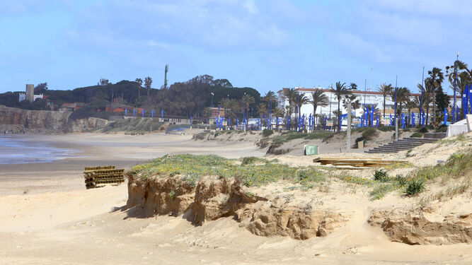 Estado en el que se encuentra la playa de Chiclana, con escalones en varios tramos de la costa por la pérdida de arena.