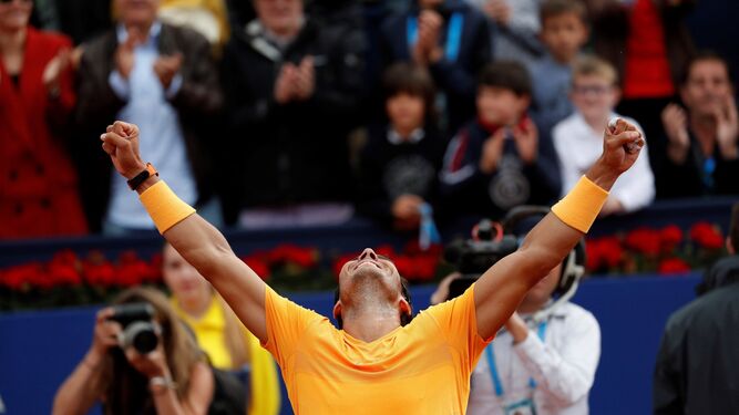 Rafa Nadal levanta los brazos en señal de victoria después de conquistar el domingo su undécimo Conde de Godó.