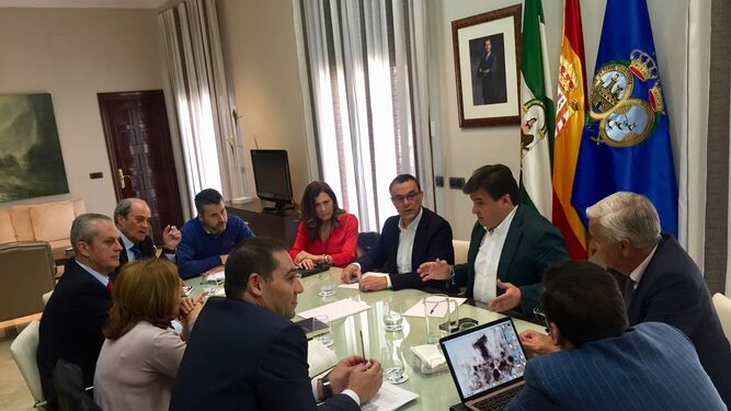Reunión de la que salió ayer la convocatoria de un pacto por la llegada de la Alta Velocidad a Huelva.