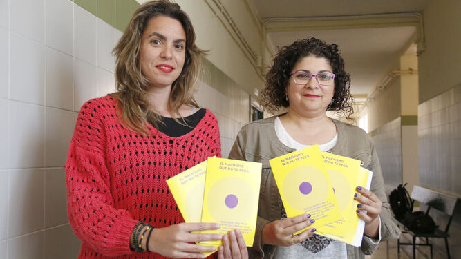 Lourdes Pastor y Eva Salazar portan la guía 'El machismo que no te pega'.