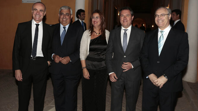 El delegado Antonio Muñoz y los consejeros Antonio Ramírez de Arellano y Sonia Gaya junto al alcalde, Juan Espadas, y el consejero delegado de AXA J. P. Rignault.