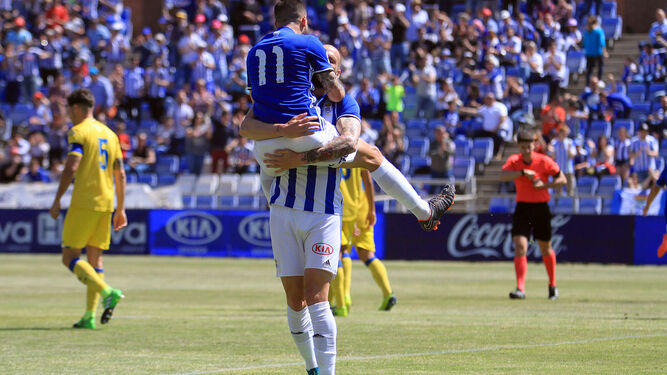 Lazo e Iván Malón celebran el tanto de Núñez contra Las Palmas Atlético