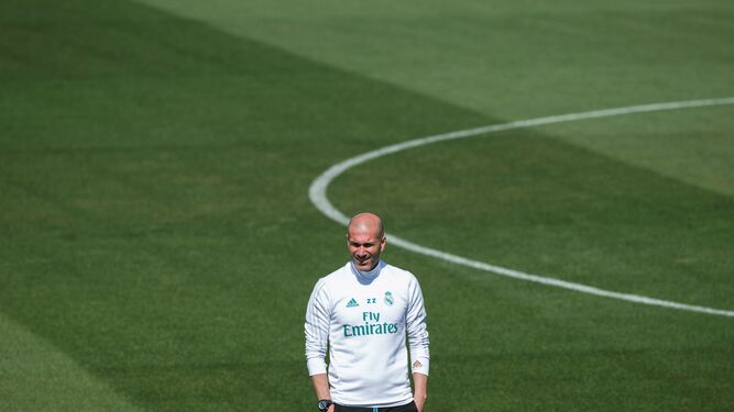 Zidane sigue el entrenamiento del Real Madrid en Valdebebas.