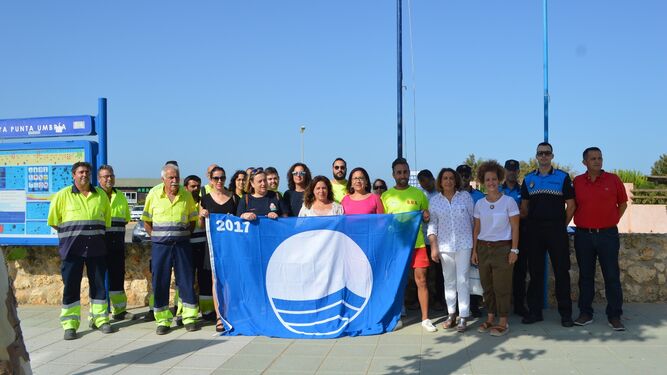 La alcaldesa de Punta Umbría y personal del Ayuntamiento con la bandera azul, que han obtenido también este año.