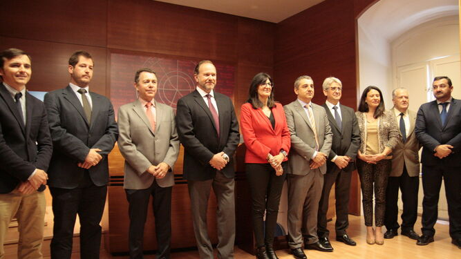 Foto de familia de los representates que firmaron el Manifiesto 'Huelva, Turismo Industrial'. .