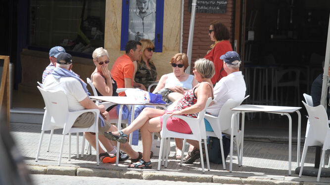 Turistas británicos en la plaza de las Monjas de Huelva.