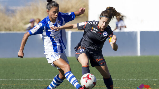 La chilena Francisca Lara disputa el esférico con una rival en un encuentro de la presente temporada.