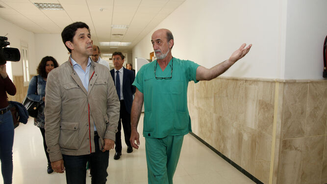 El alcalde de Ayamonte, Alberto Fernández, en su visita al hospital Virgen de la Bella.
