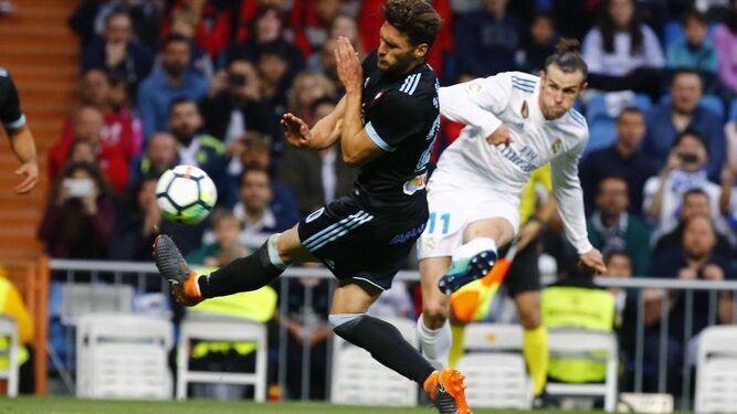 El galés Gareth Bale golpea de rosca con la zurda para anotar su segundo gol ante el Celta.