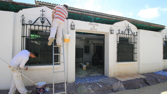 La casa de hermandad de Huelva, en El Real, se encala para lucir su mejor aspecto en los próximos días.