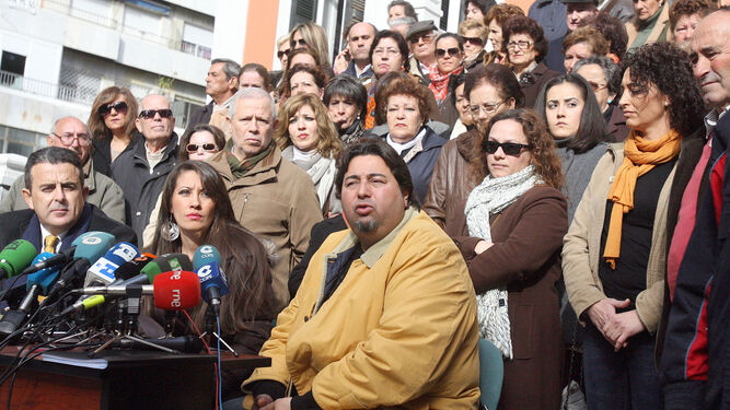 Quique Olivert, que encontró a sus padres biológicos, rodeado de los afectados de Huelva en 2012.
