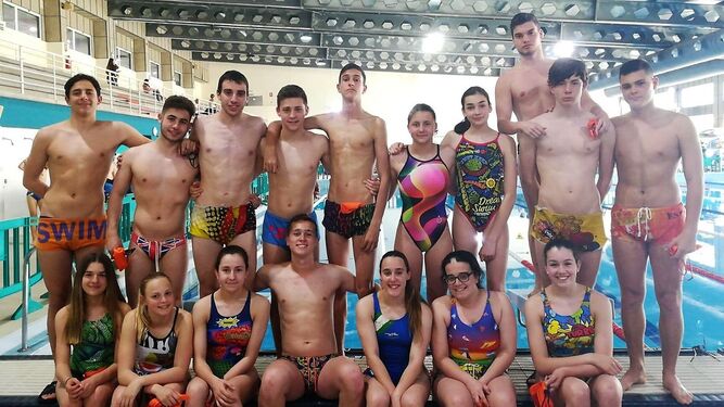 Los representantes del Club Natación Huelva posan en la piscina de Lepanto, en Córdoba.