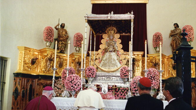 Momento en el que el Santo Padre, arrodillado, reza ante la Virgen del Rocío.