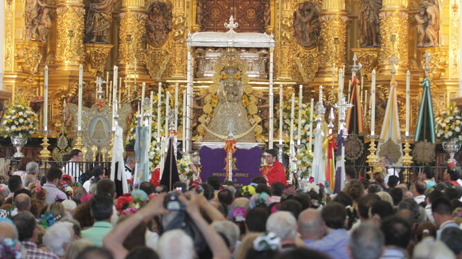 La Virgen del Rocío en el altar del santuario marismeño, ayer