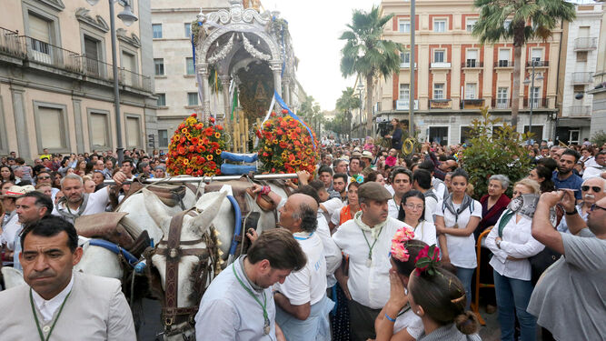 La carroza portadora del Simpecado de Huelva a la altura del Consistorio, ante la presencia de numeroso público.