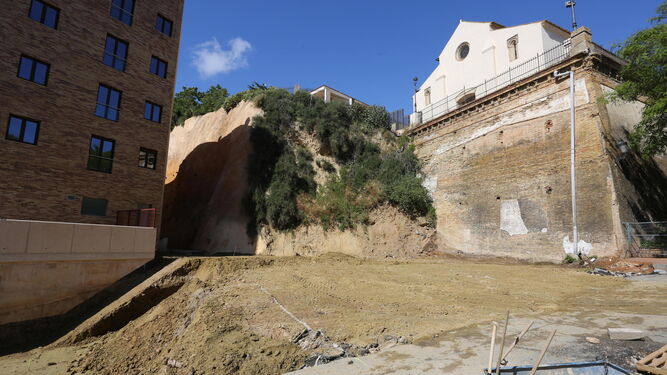 Zona de las obras entre la calle Daoiz y la calle Aragón donde ayer se hallaron los restos arqueológicos.