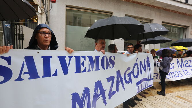 Concentración de vecinos de Mazagón ante la Subdelegación del Gobierno para reclamar la regeneración de la playa.