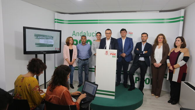 El secretario general del PSOE de Huelva, Ignacio Caraballo, con los candidatos en la presentación de ayer.