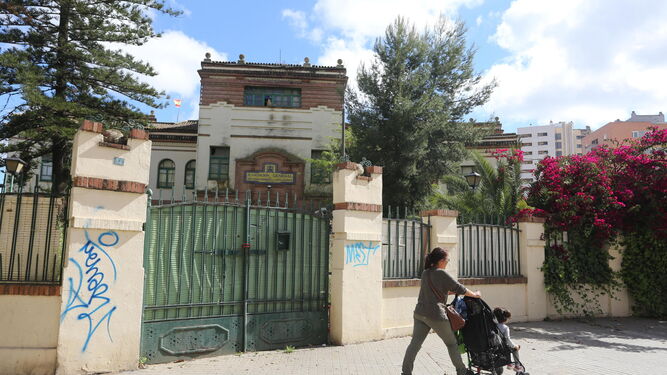 El Colegio San José de Calasanz, antigua Escuela de Ferroviarios, es desde hace 15 años un rincón abandonado en la avenida de Italia.