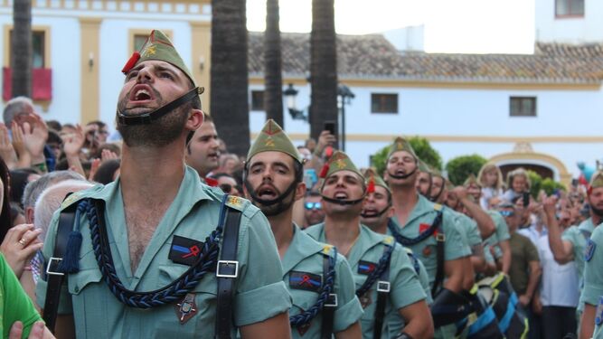Legionarios cantan mientras recorren las calles de La Palma del Condado.