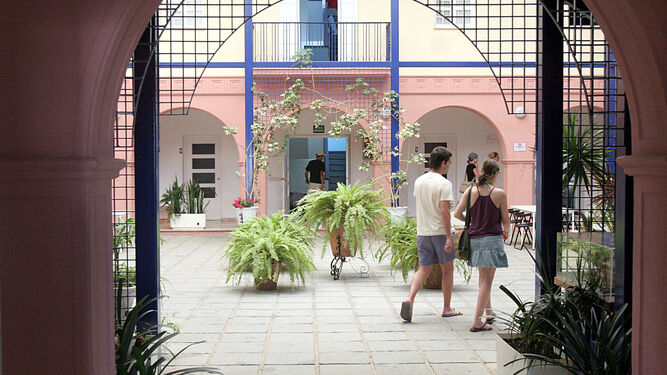 Usuarios en el patio central del Albergue Juvenil de Huelva, ubicado en la calle Marchena Colombo, en torno al cual se ubican las habitaciones.