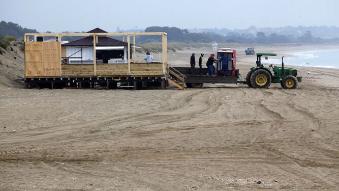 Los propietarios de un chiringuito en Isla Cristina tratan de reponer sus instalaciones perdidas.
