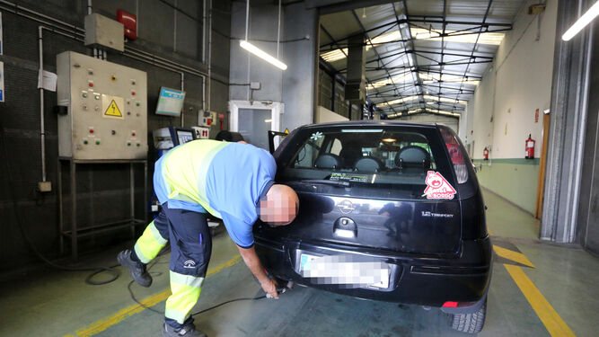 Un técnico realiza pruebas en un vehículo en la estación de ITV de la capital.