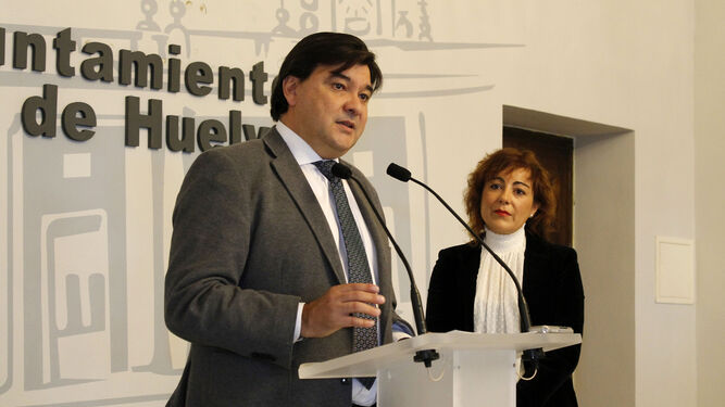 El alcalde de Huelva, Gabriel Cruz , junto a la primera teniente de alcalde delegada de Cultura, Turismo y Promoción de Huelva en el Exterior, Elena Tobar.