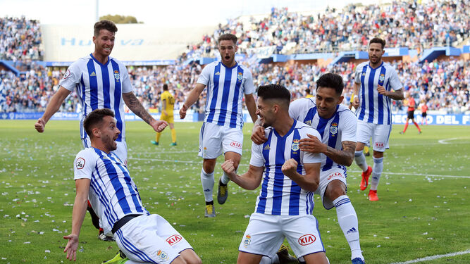 Caye Quintana celebra el gol que anotó ante el Villanovense en el Nuevo Colombino.