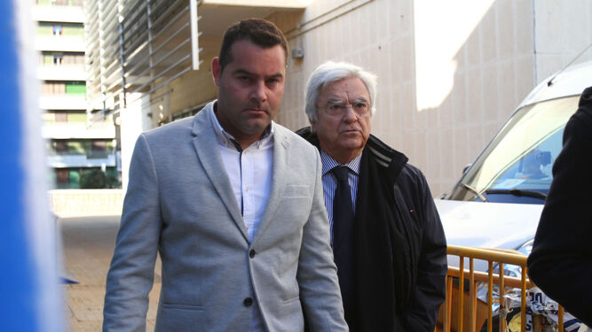 Medina con su abogado, Francisco Baena Bocanegra, en Huelva en enero de 2019.