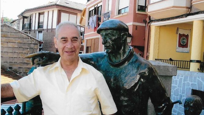 Ignacio Palacios Esteban (1938-2020), en una imagen de los últimos años, junto a una estatua a los marineros.