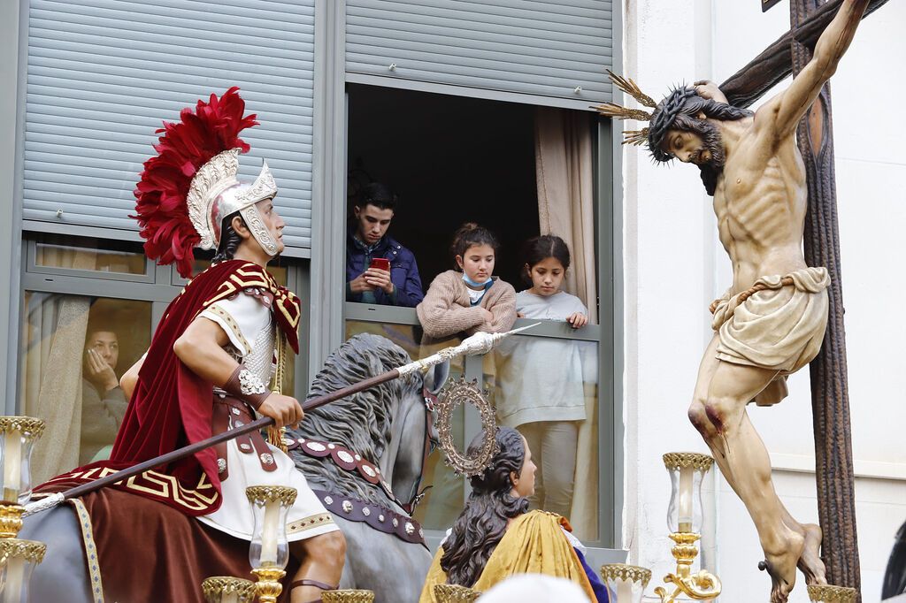 La Hermandad de la Sagrada Lanzada hace su estaci&oacute;n de penitencia por las calles de Huelva