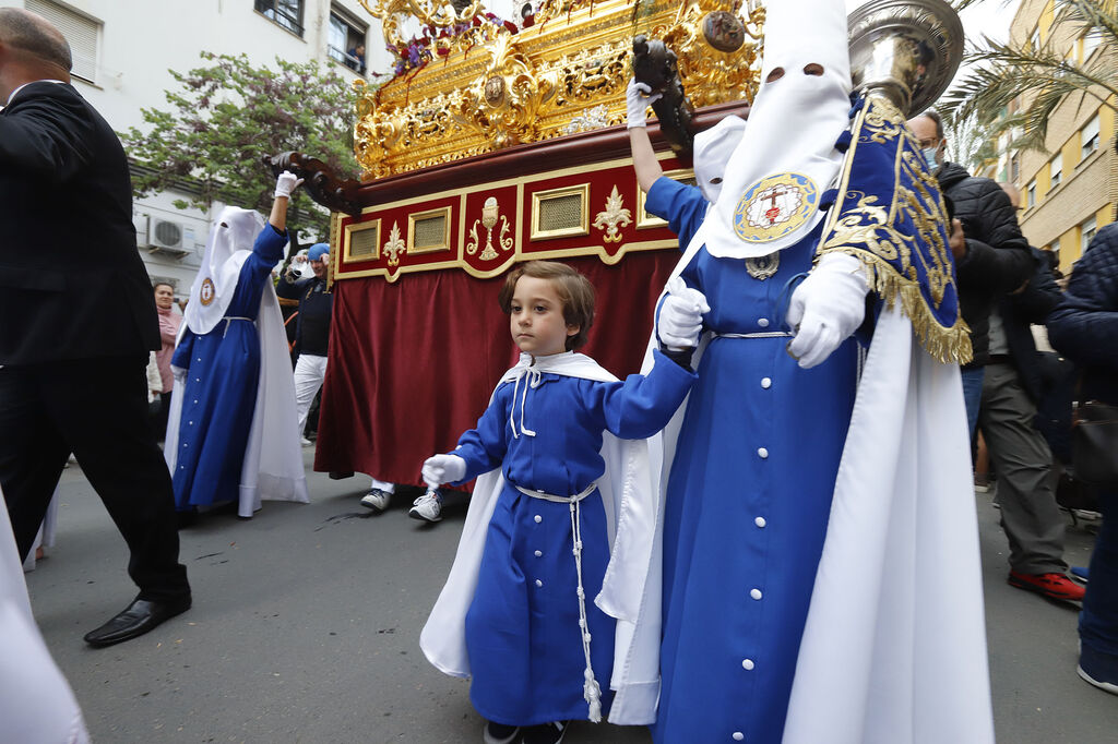 La Hermandad de la Sagrada Lanzada hace su estaci&oacute;n de penitencia por las calles de Huelva