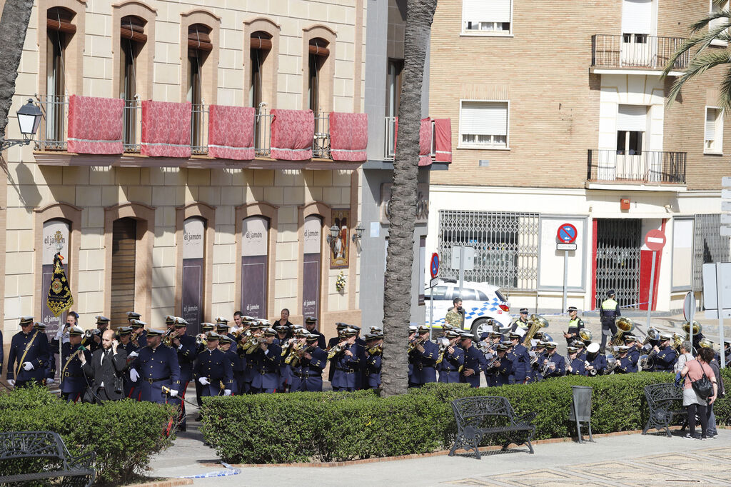 La Hermandad del Descendimiento en su recorrido por las calles de Huelva el Viernes Santo