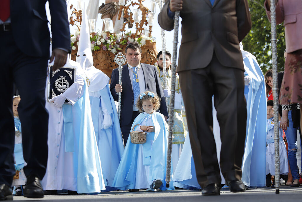 El Resucitado procesiona por el barrio de la Hispanidad de Huelva