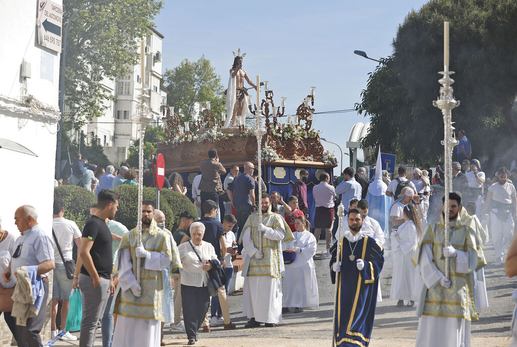 El Resucitado procesiona por el barrio de la Hispanidad de Huelva