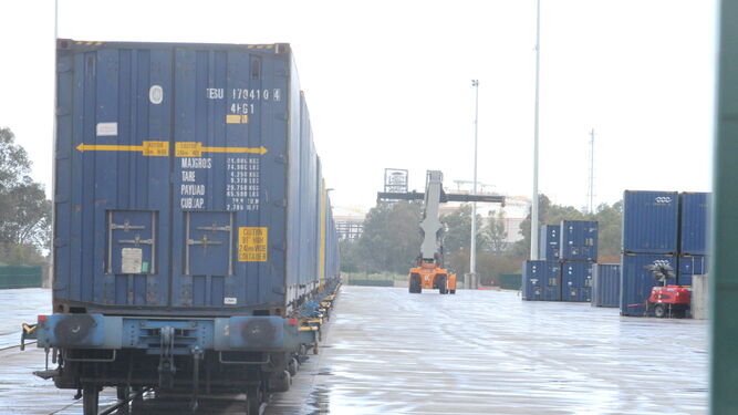 Un convoy en la terminal ferroviaria del Muelle Sur.