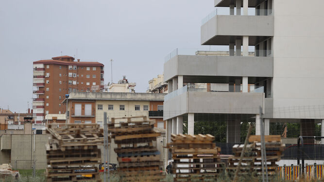 Viviendas en construcción en la capital onubense.