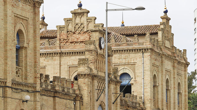 Imagen del edificio de la antigua estación de trenes de Huelva.