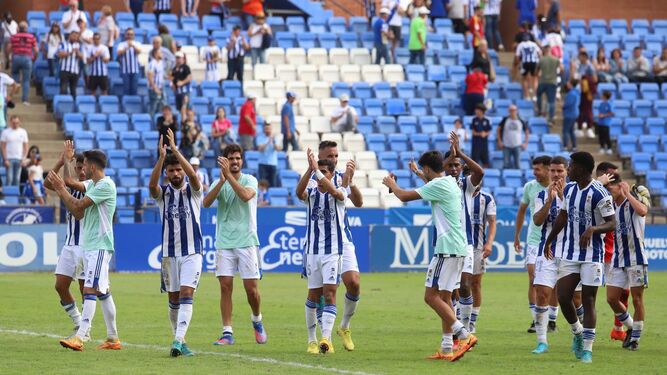 Los jugadores del Recre agradecen el apoyo de la afición tras la victoria del pasado domingo ante El Ejido.