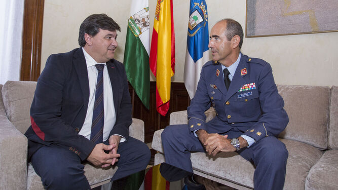 Encuentro entre el alcalde de Huelva y el coronel jefe del Cedea.
