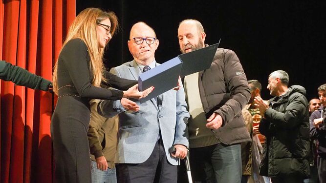 La alcaldesa de Ayamonte entrega una placa a Manuel Gamero.