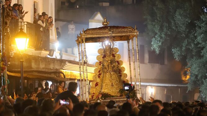 La Virgen del Rocío procesiona por la aldea almonteña.